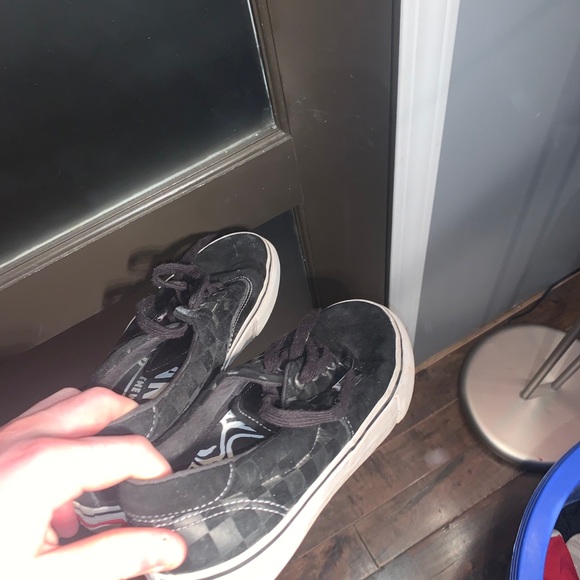 Size 9 Vans classics - Picture 3 of 3